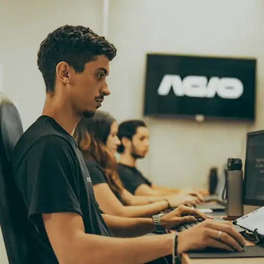 Equipe da Agio trabalhando em uma operação no escritório